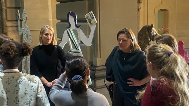 Mehrere Personen im Bundeshaus
