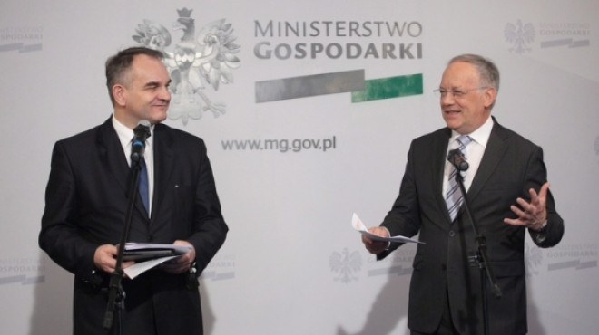 Zwei Männer halten Rede