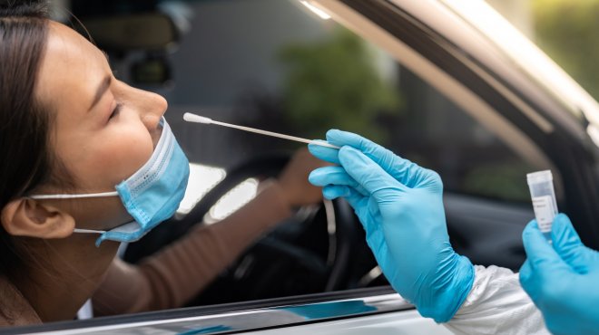 So könnten Corona-Massentests aussehen: Frau wird im Auto getestet