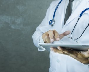 Arzt mit Tablet