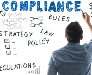 Mann schreibt ein Mindmap zu Compliance an die Tafel