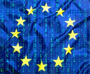 Le drapeau européen sur fond de symboles informatiques