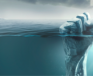 Pugno di ghiaccio che emerge dall'acqua