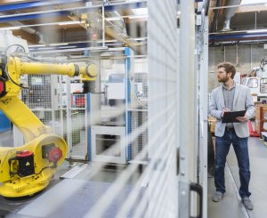 Mann in Industiegebäude