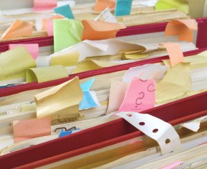 Ordner mit Chaotischen PostIt Zetteln