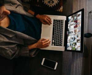 Frau sitzt vor Computer im Onlinemeeting
