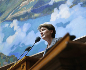 Simonetta Sommaruga spricht vor Parlament 