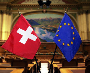 Ratsaal mit Schweiz & EU Fahnen