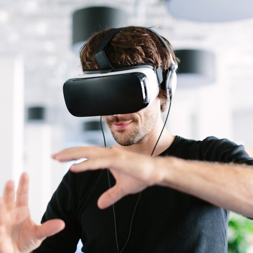 Mann der VR-Brille benutzt